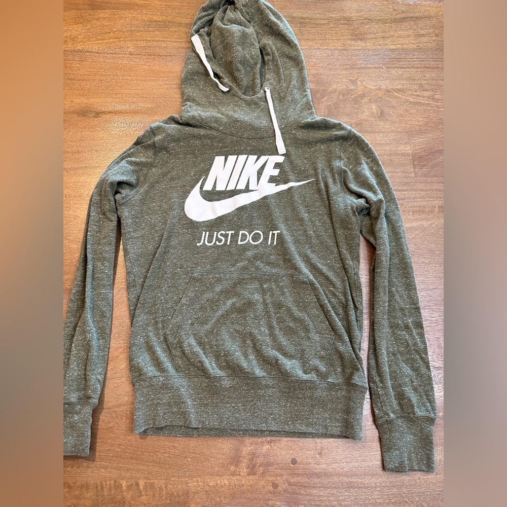 Woman’s green Nike hoodie! Size medium!